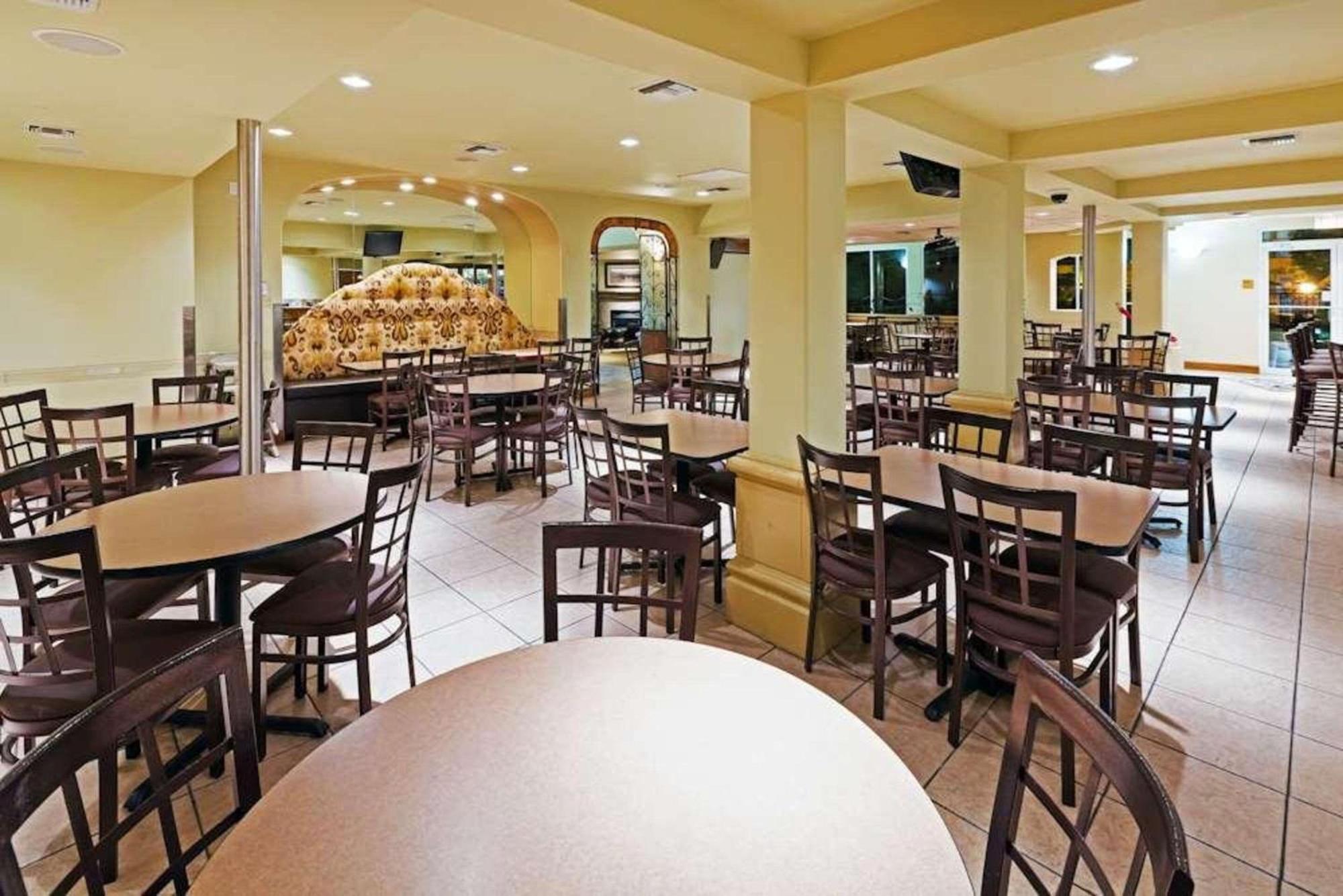 Radisson Hotel El Paso Airport Restaurant photo